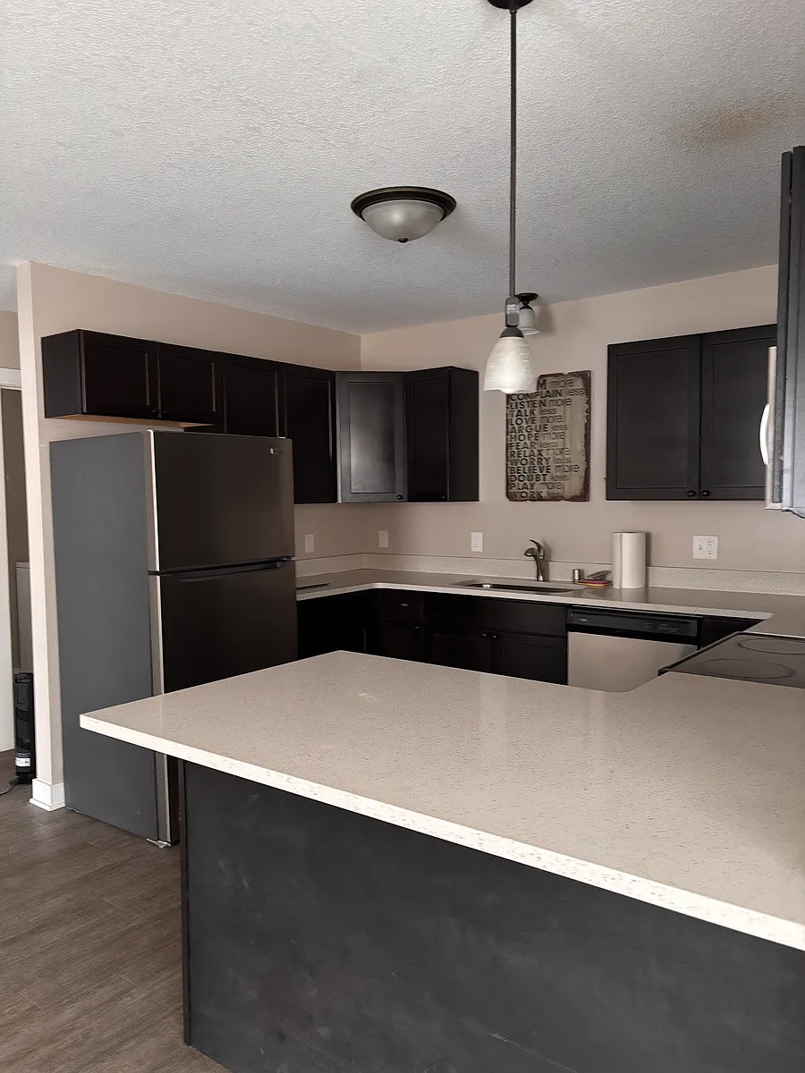 Building Photo - 84 Curtice St E #2