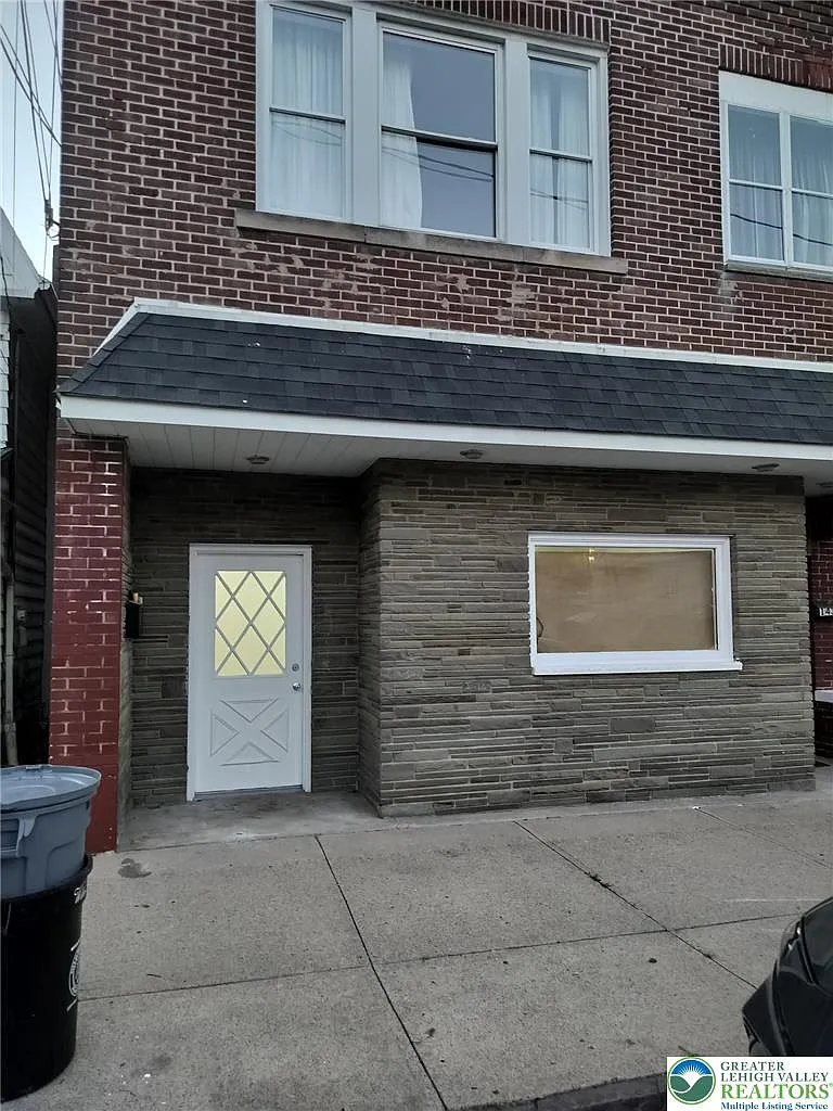 3 bed, 1.0 bath, 3500 sqft, $1,350 — Photo 2
