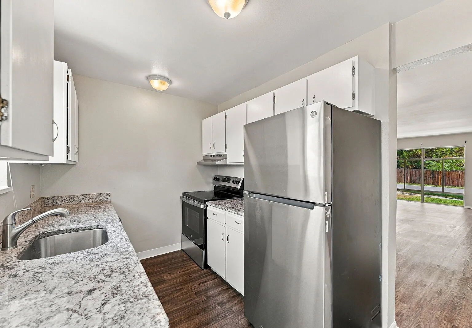 3 bed, 3.0 bath, 2065 sqft, $2,330 — Photo 4