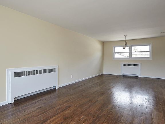 3rd image of 658 Byron Ave