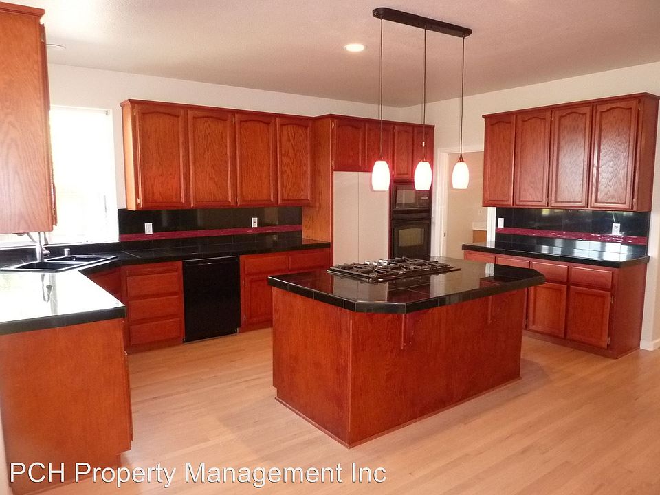 1st image of 521 Lakeridge Ct