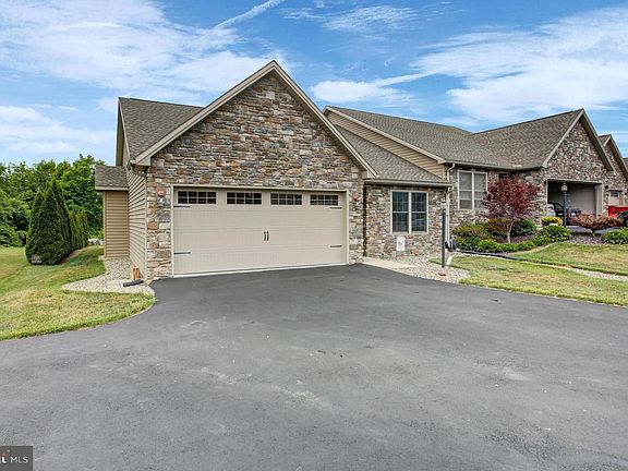 5th image of 253 Pin Oak Ln