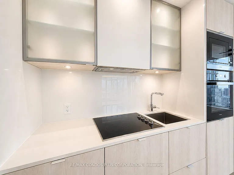 11 Yorkville Ave #3907 — Photo 8