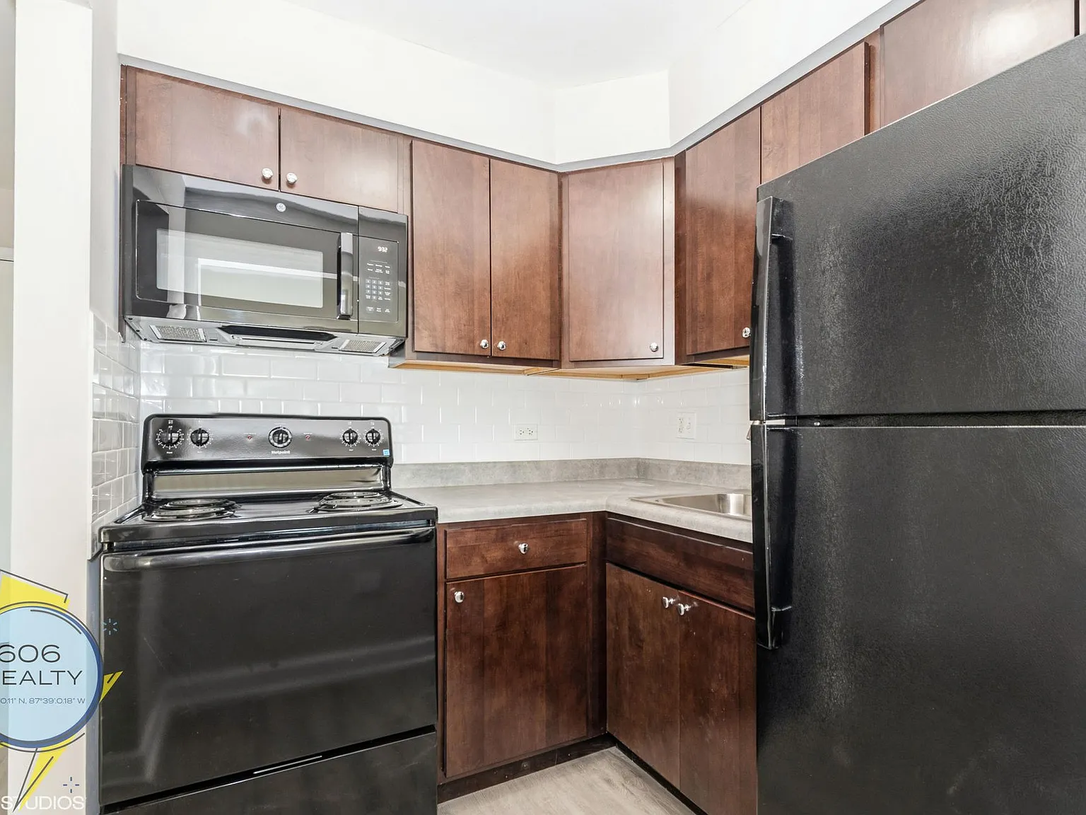 Elmwood Tower Apartments! — Photo 3