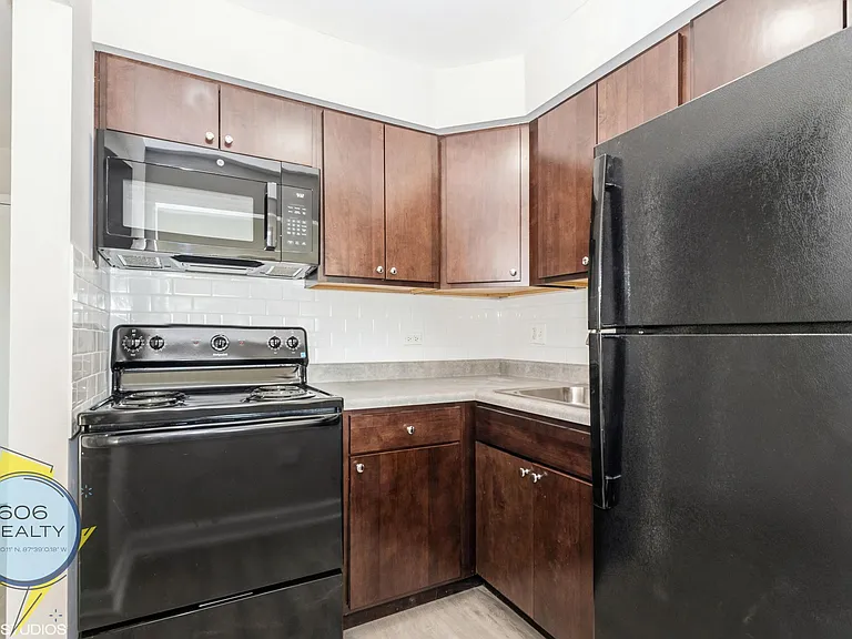 Elmwood Tower Apartments! — Photo 3