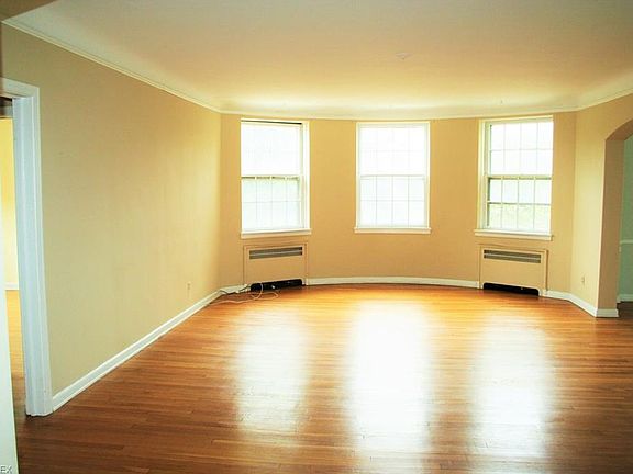 4th image of 16300 Van Aken Blvd #201A