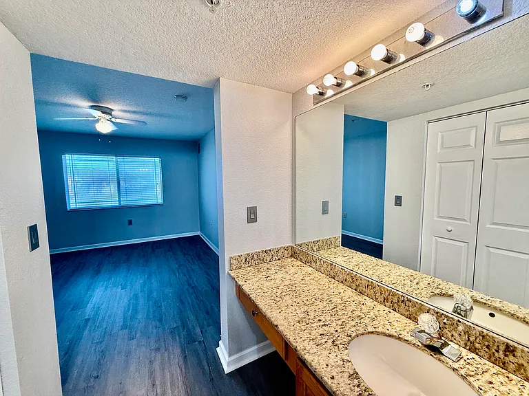 271 SW Palm Dr #304 — Photo 16