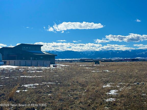 4th image of 1045 Pawnee Rd