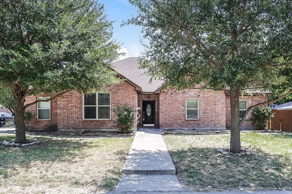 4 bed, 2.0 bath, 1911 sqft, $2,155 — Photo 1