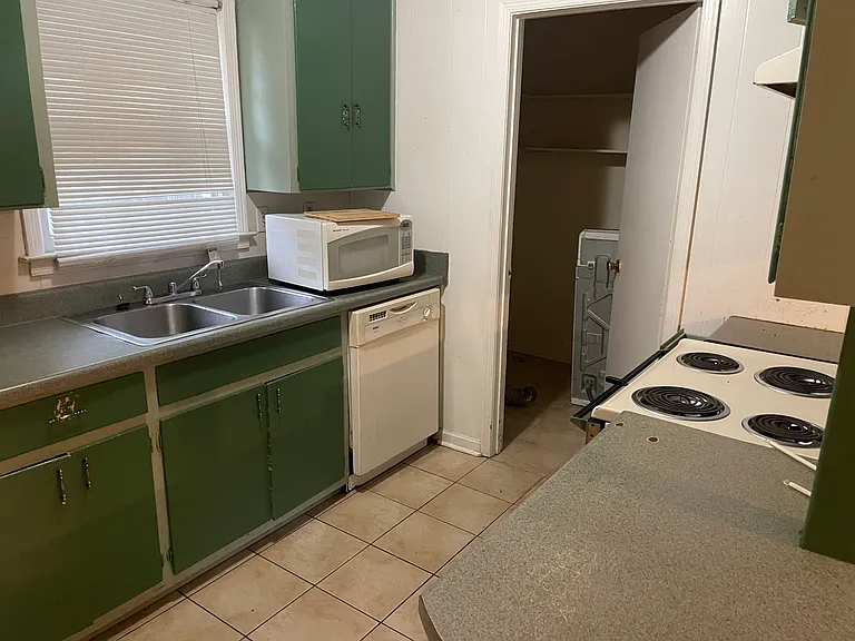 3120 Durham Dr — Photo 3