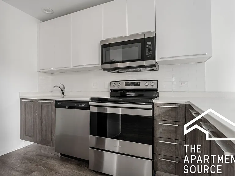940 W Winona St #505 — Photo 3