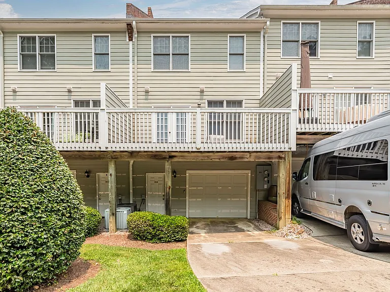 904 Edgewater Cir — Photo 18