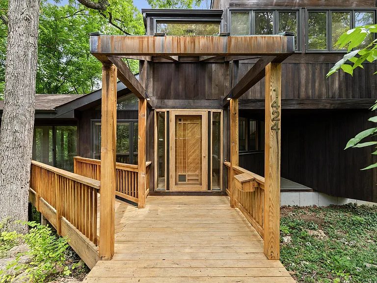 1424 Bradford Dr — Photo 2