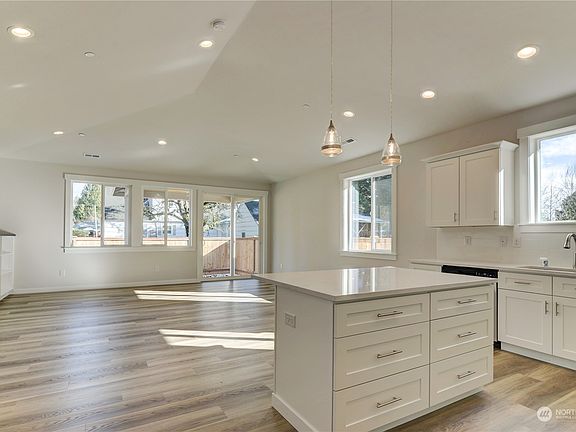 3rd image of 1624 Tullis Street NE
