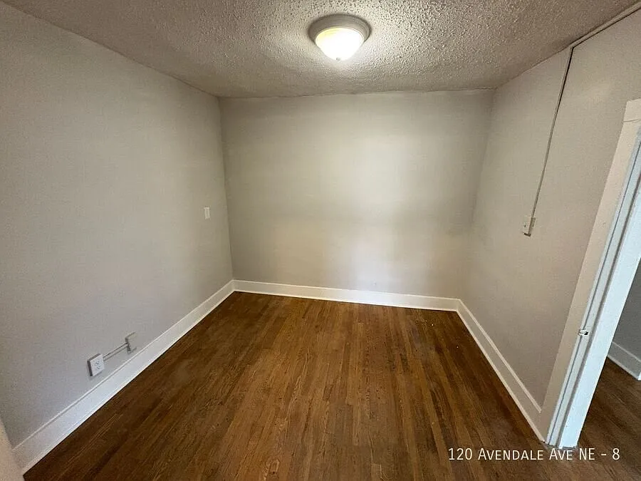 NE Roanoke 1BR Fresh, Modern & Ready for You! — Photo 4