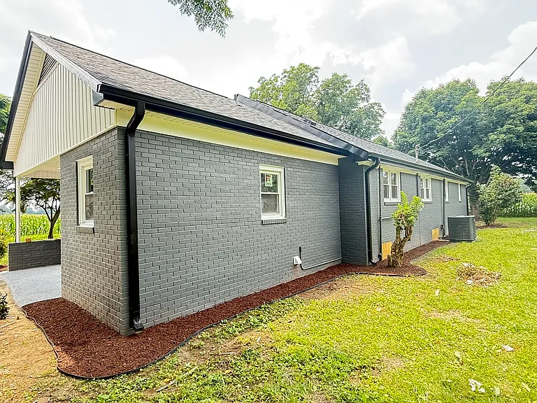 215 Newton Ln — Photo 10