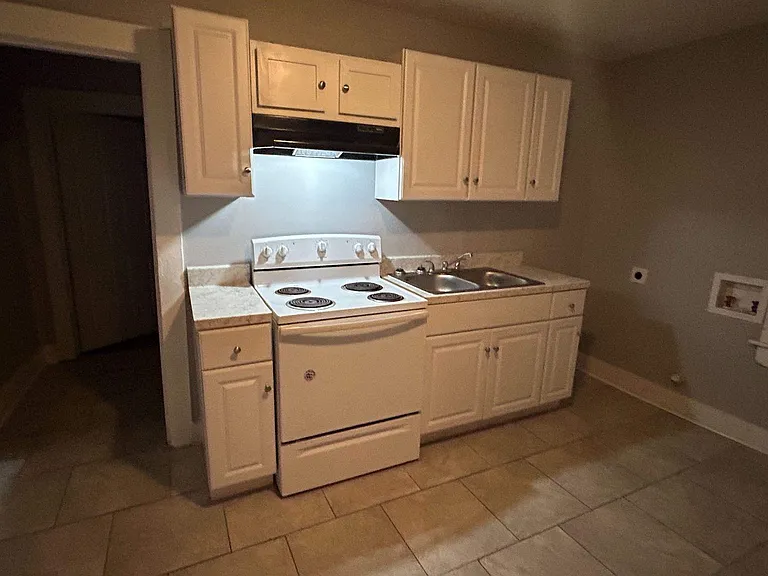 1452 Oaklawn St — Photo 7