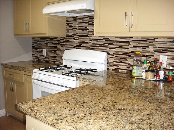 5th image of 402 Twin Oaks St
