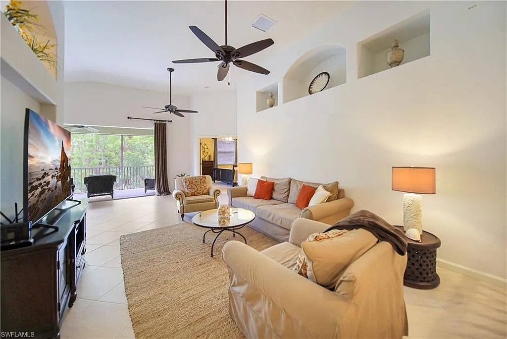 3 bed, 2.0 bath, 2040 sqft, $8,000 — Photo 3