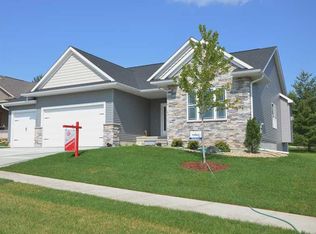 2927 Caspian Rd, Hiawatha, IA 52233