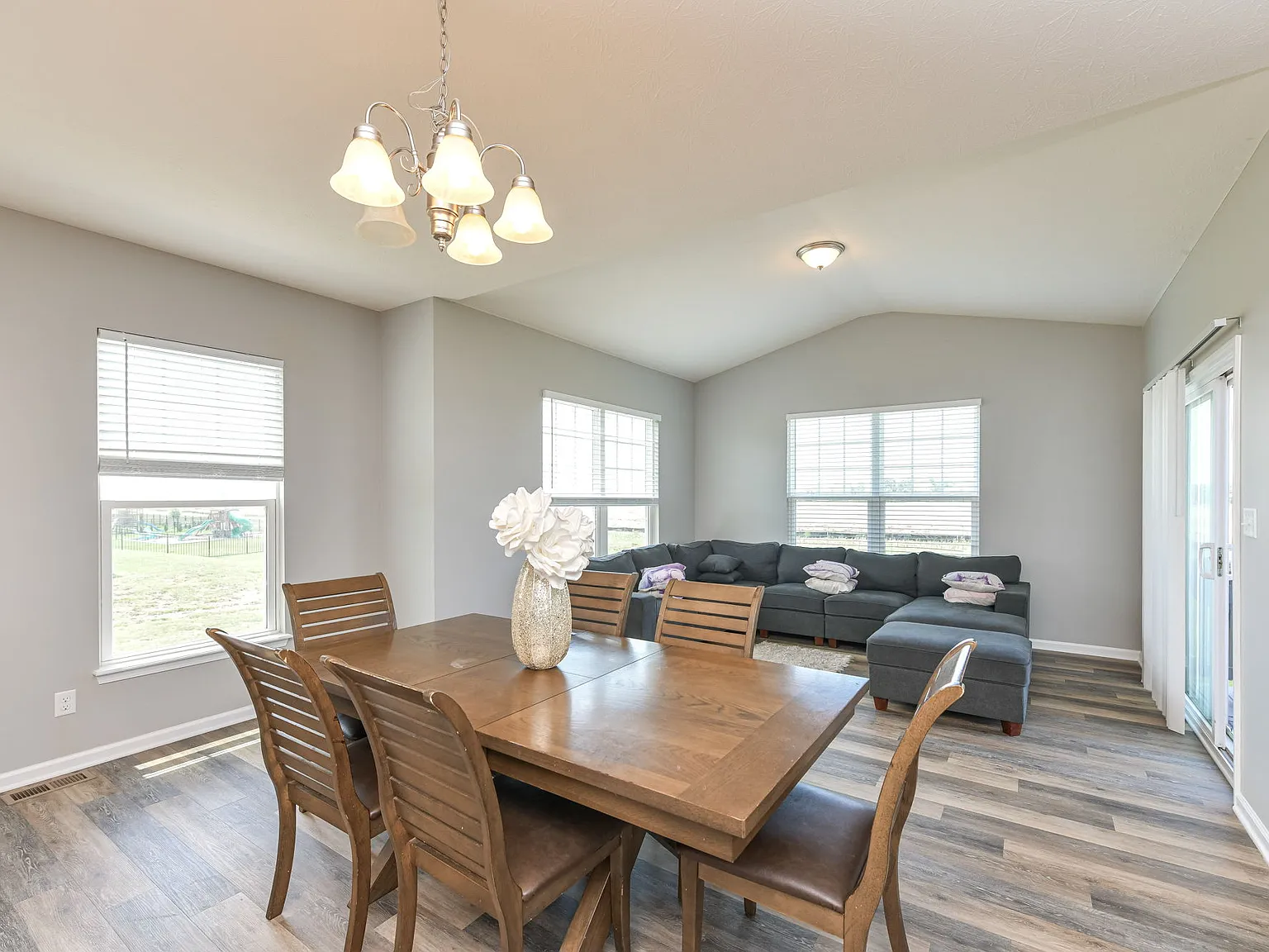 4 bed, 3.5 bath, 2597 sqft, $3,300 — Photo 3