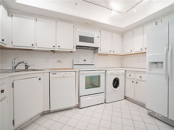 4th image of 2901 S Bayshore Dr