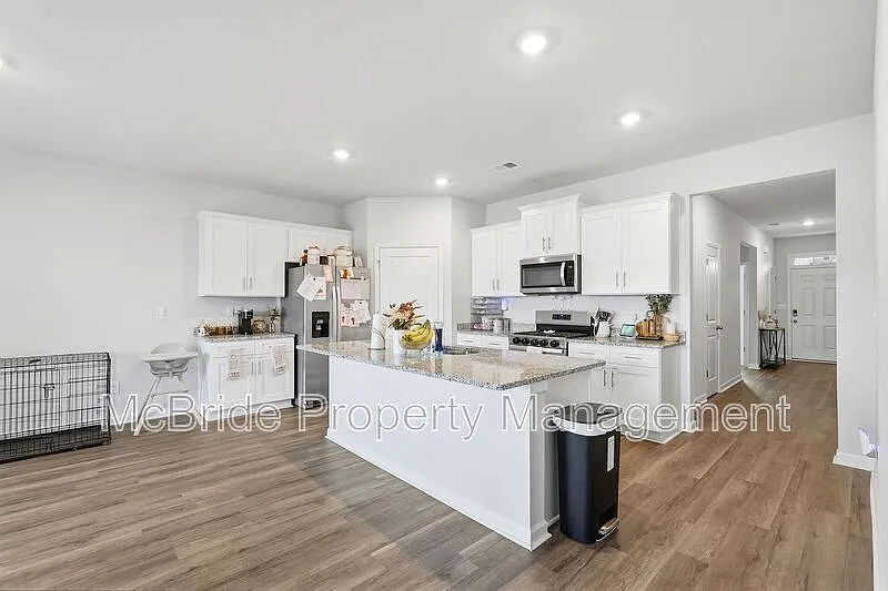 4 bed, 2.0 bath, 1774 sqft, $2,400 — Photo 4
