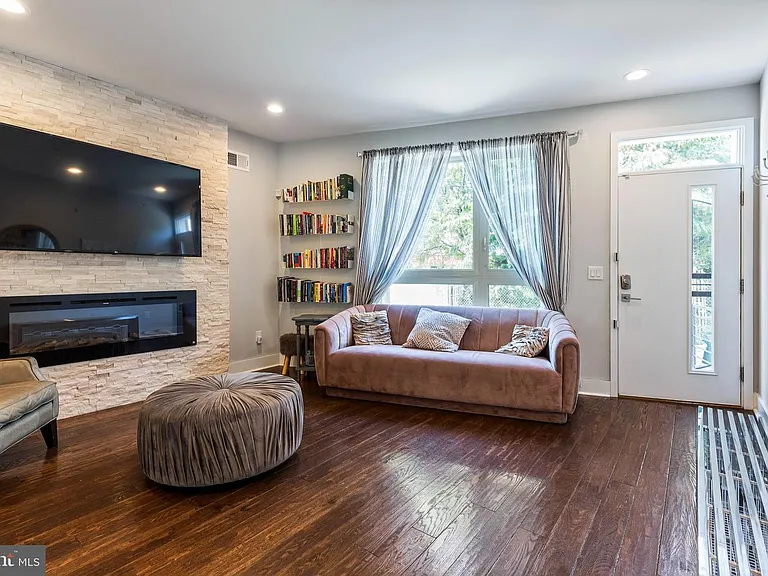 2621 E Letterly St — Photo 4