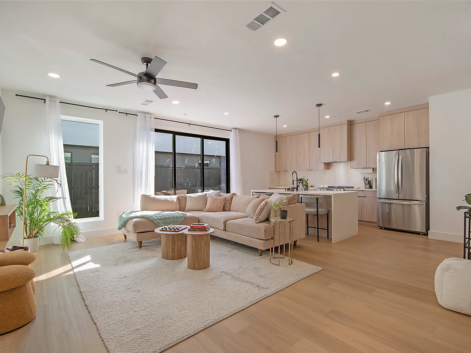 3 bed, 1765 sqft, $3,200 — Photo 4