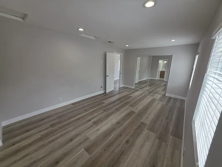10303 Arminta St — Photo 7
