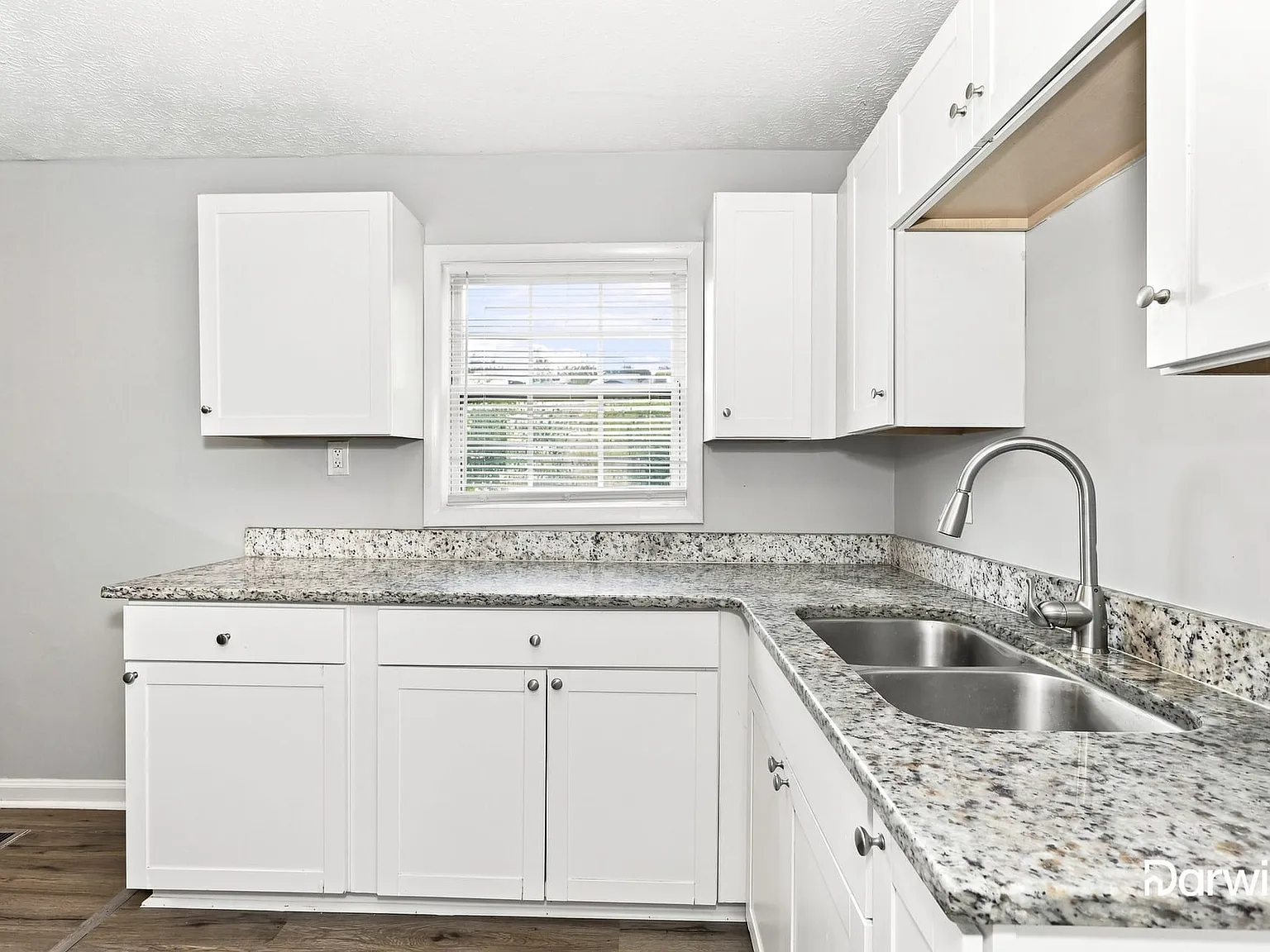 3 bed, 1.0 bath, 1040 sqft, $1,545 — Photo 2