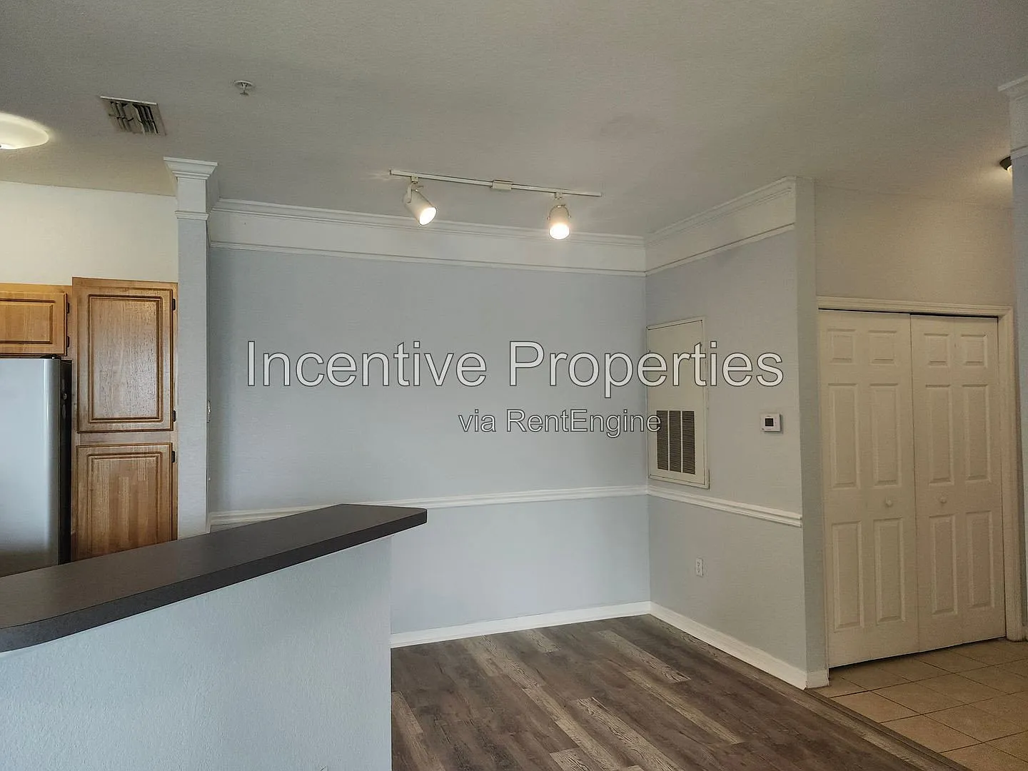 1 bed, 1.0 bath, 945 sqft, $1,300 — Photo 3