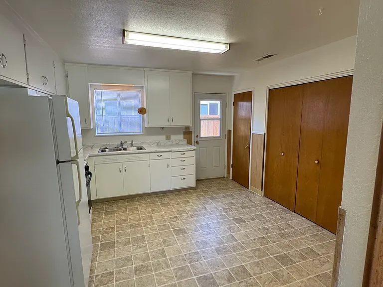 649 Marshall St #B — Photo 12