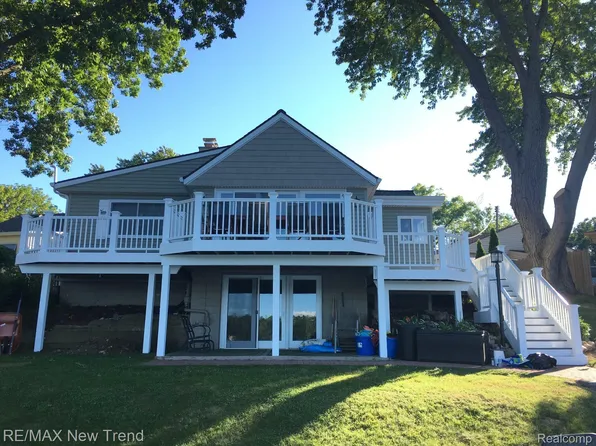 6040 Long Point Dr, Davisburg, MI 48350