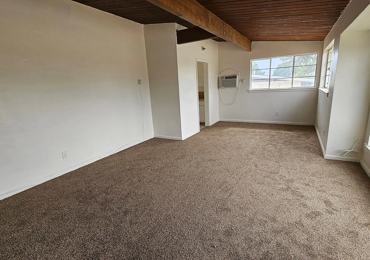 North East Bakersfield Home For lease — Photo 2