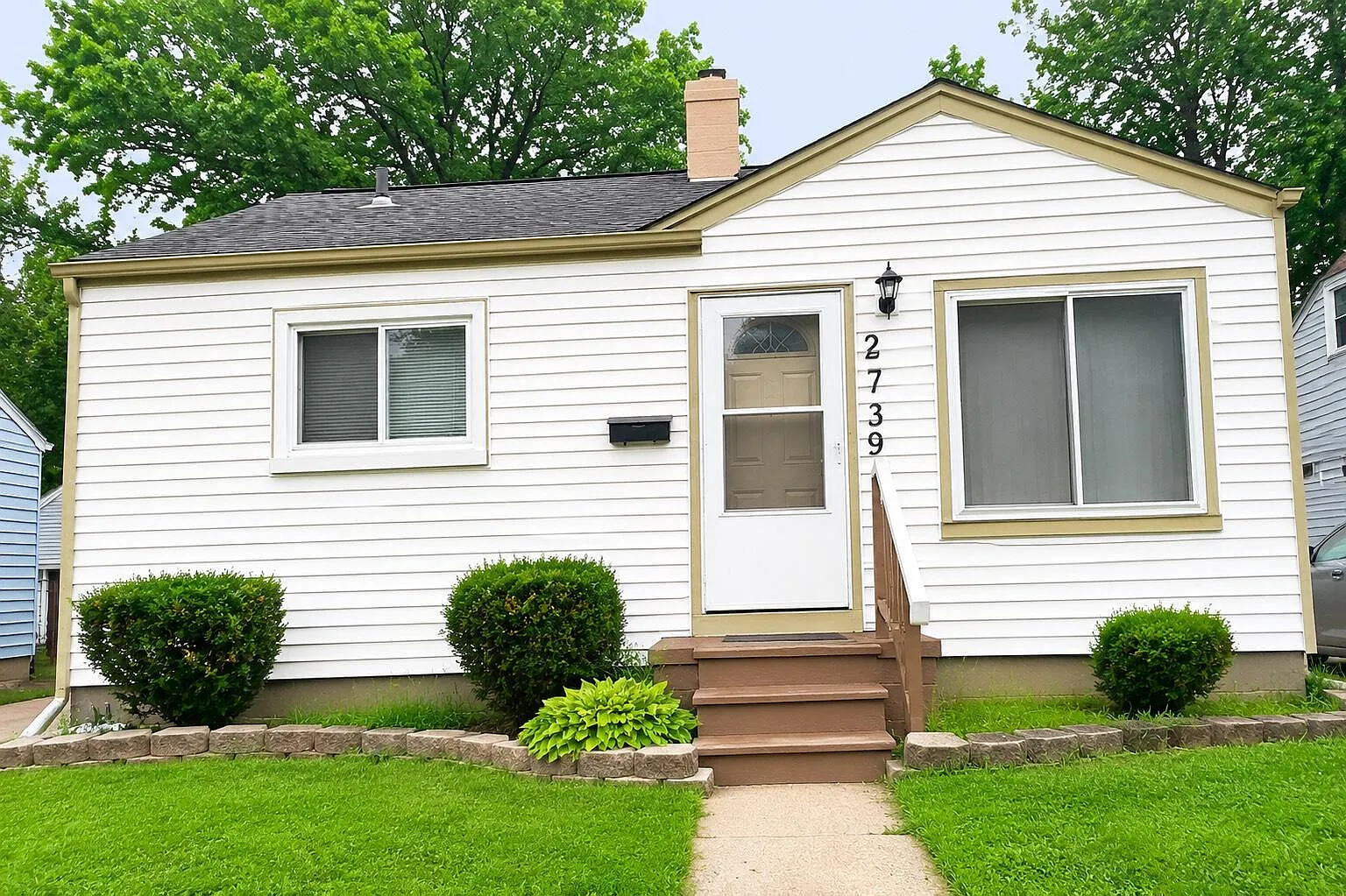 2 bed, 1.0 bath, 696 sqft, $1,250 — Photo 1