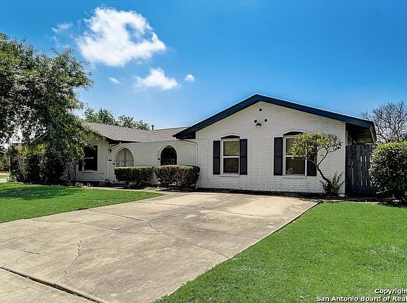 3rd image of 202 MEADOW PATH DR