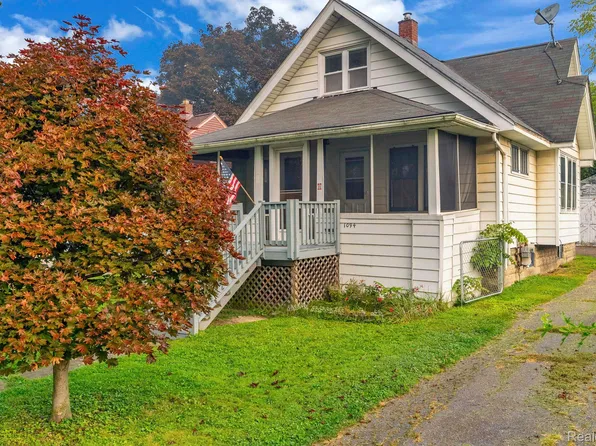 1094 Myrtle Ave, Waterford, MI 48328