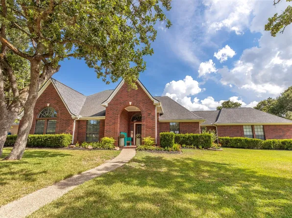 227 Briarwood Dr, Bellville, TX 77418