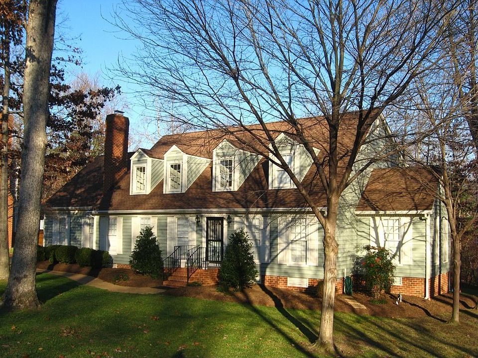 2-story Traditional w/nearly 3000 sq ft.
