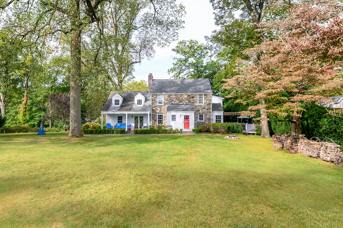 7 bed, 5.5 bath, 6103 sqft, $11,300 — Photo 2