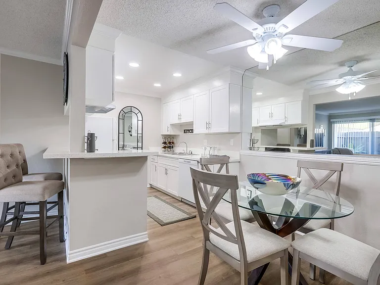Villa Creek Apartments — Photo 17