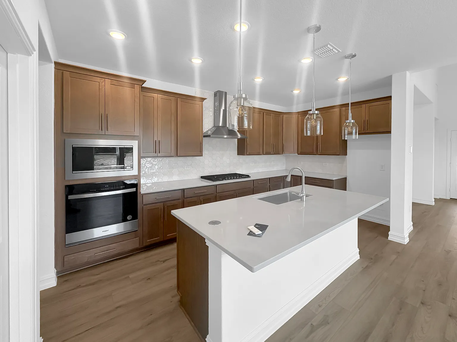 5 bed, 3050 sqft, $3,200 — Photo 3