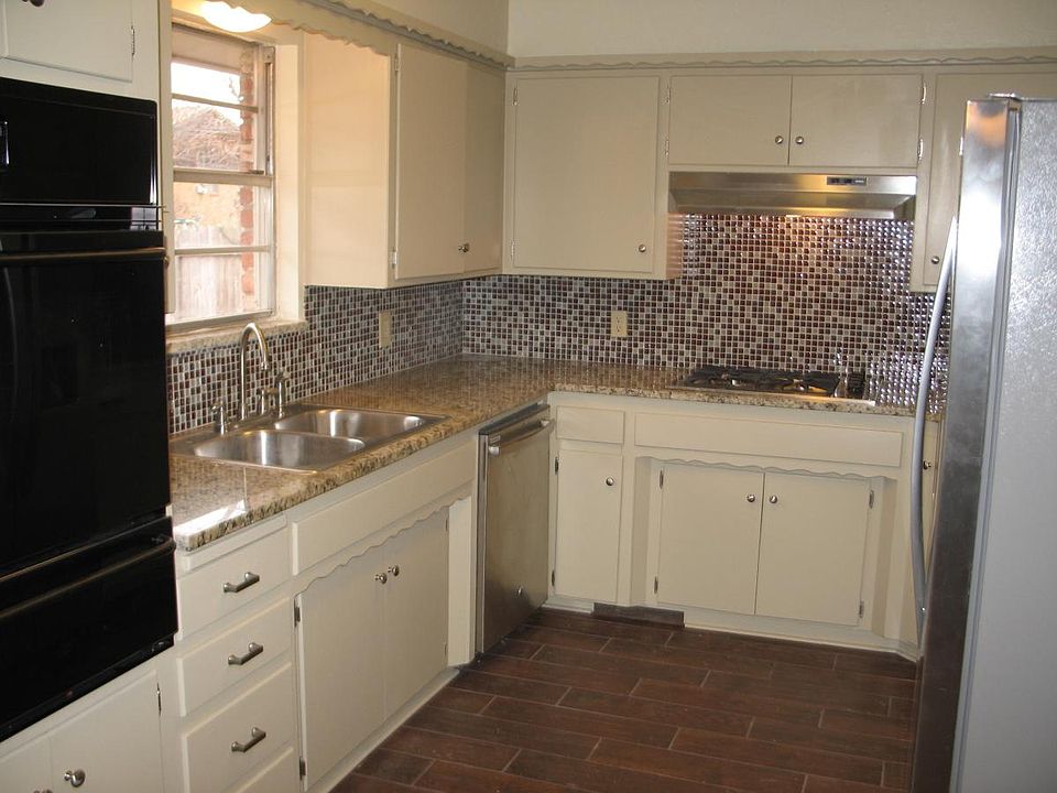 Granite, SS Appliances, Custom Tile and Glass Backsplash