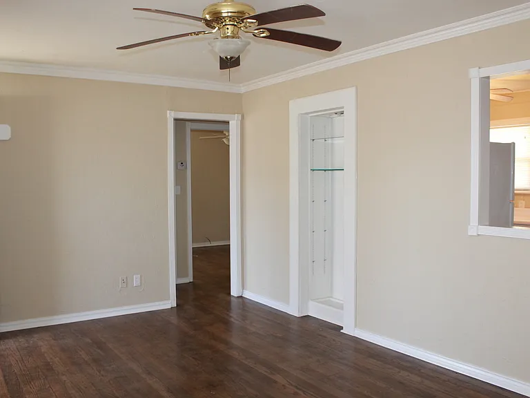 207 E Rickenbacker Dr — Photo 4