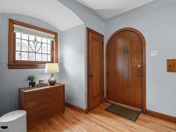 2nd image of 6528 Lindenwood Pl