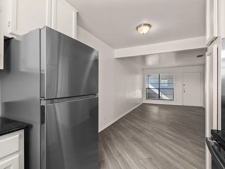 320 E 4th St #106 — Photo 10