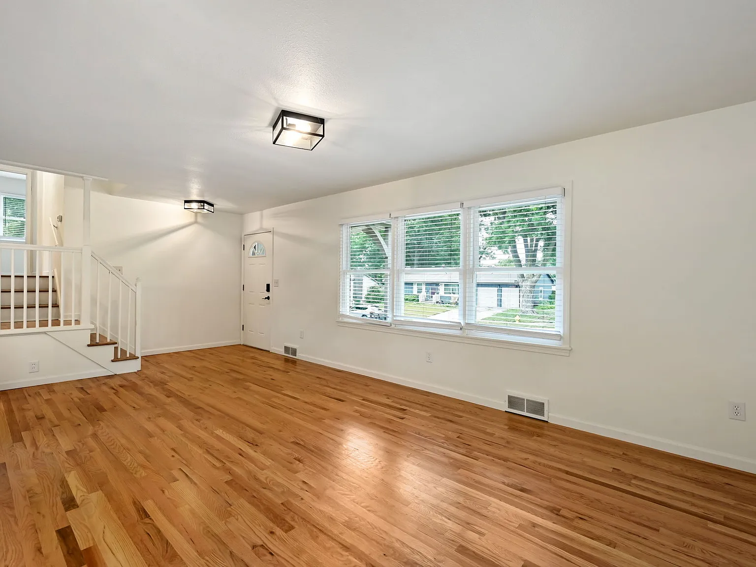 3 bed, 1.5 bath, 1102 sqft, $2,300 — Photo 3