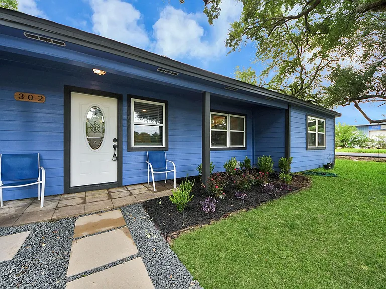 302 County Park Dr — Photo 2