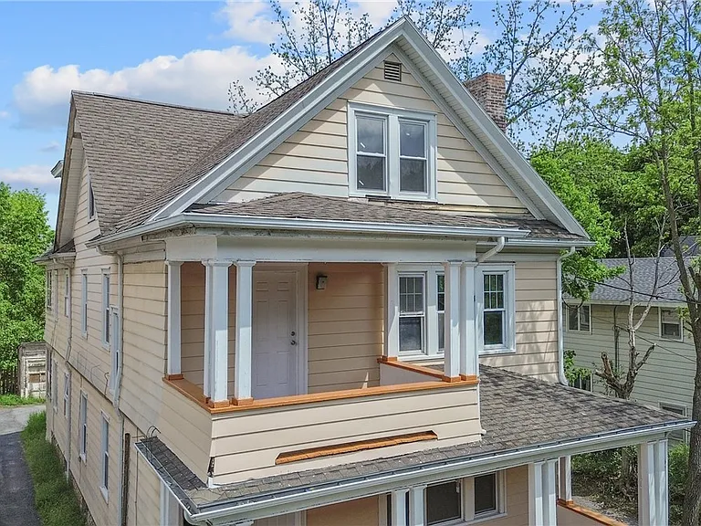 944 Bellevue Ave — Photo 2
